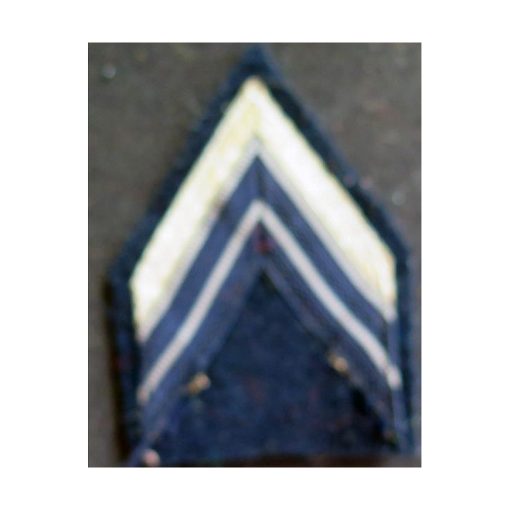 Galon de Caporal chef  noir et argenté sur tissu bleu noir