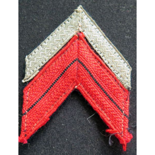 Galon de Caporal Chef rouge et argent sur fond bleu noir