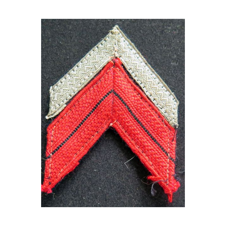 Galon de Caporal Chef rouge et argent sur fond bleu noir