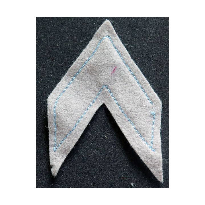 Galon de Caporal appelé bleu clair sur fond gris clair