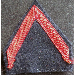 Galon de 1° Classe PDL rouge sur tissu  bleu noir