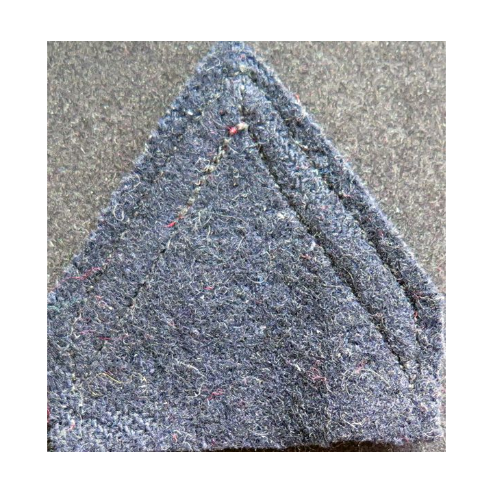Galon de 1° Classe PDL rouge sur tissu  bleu noir