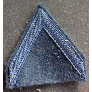 Galon de 1° Classe bleu foncé sur fond bleu noir