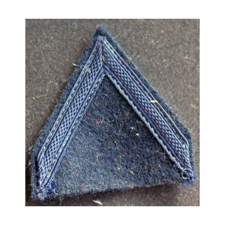 Galon de 1° Classe bleu foncé sur fond bleu noir