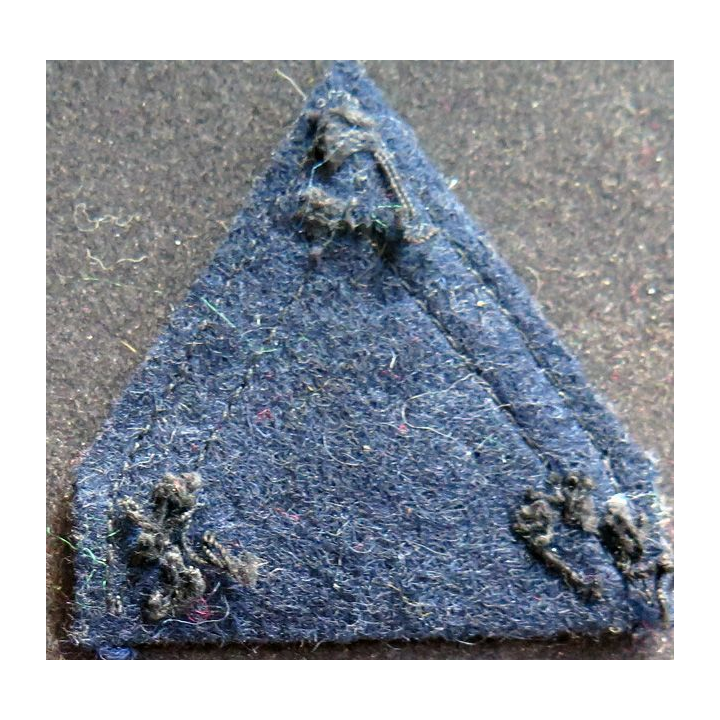 Galon de 1° Classe bleu foncé sur fond bleu noir