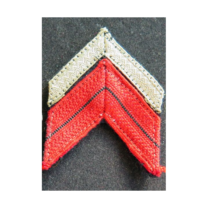 Galon de Brigadier Chef rouge et argent sur fond bleu noir