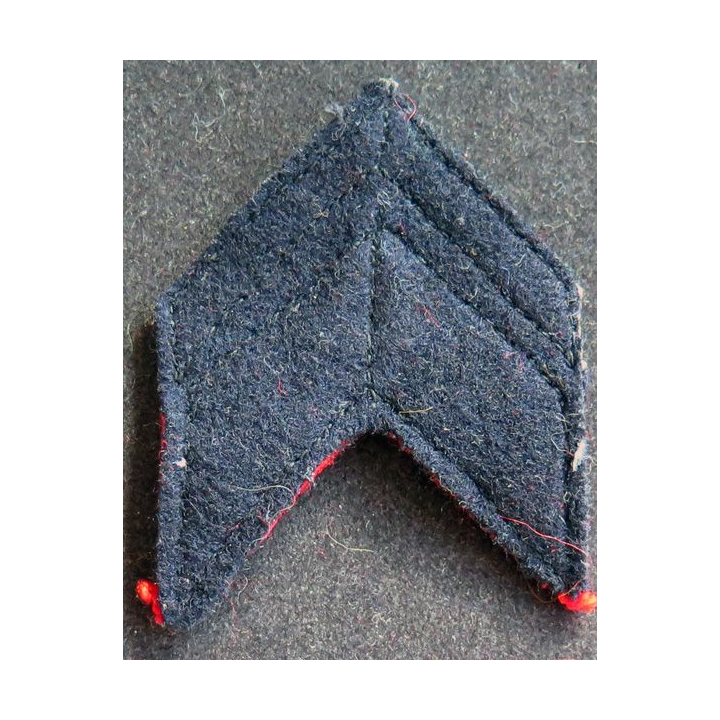 Galon de Brigadier Chef rouge et argent sur fond bleu noir
