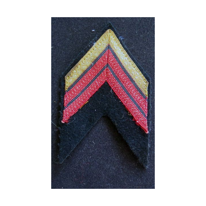 Galon de Caporal Chef rouge et argent sur fond bleu noir