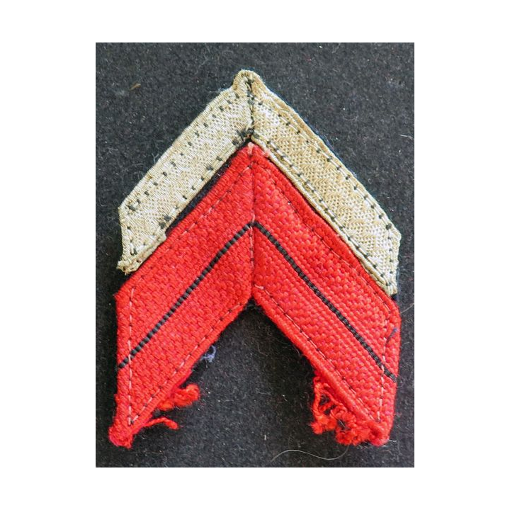 Galon de Brigadier Chef rouge et argent sur fond bleu noir