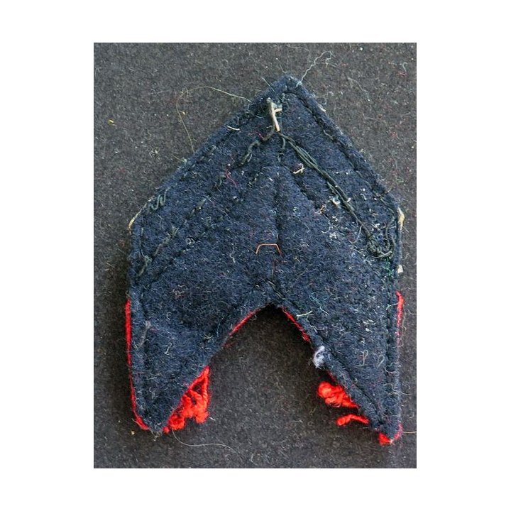 Galon de Brigadier Chef rouge et argent sur fond bleu noir