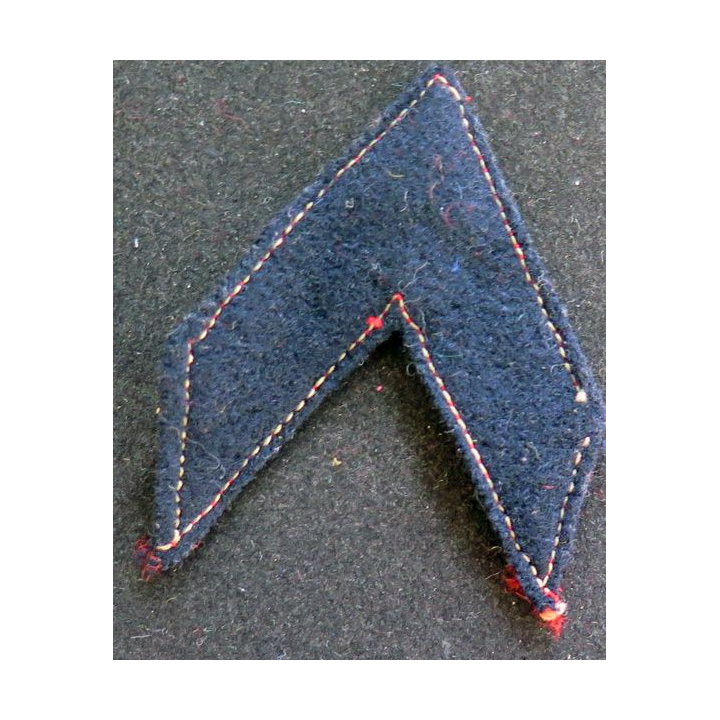 Galon de Caporal appelé sur tissu bleu noir