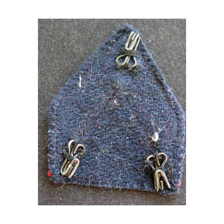 Galon de Caporal appelé sur tissu bleu noir avec crochets arrière