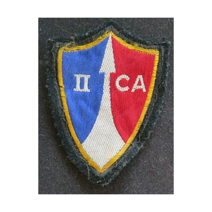 2° CA : insigne tissu du 2° Corps d'armée avec chiffre avec 4 crochets arrière