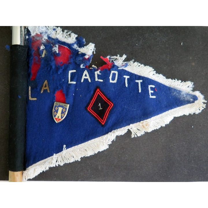 Fanion 27 x 32 cm de la Calotte d'escadron du 1° régiment de cuirs (mangé par les souris)