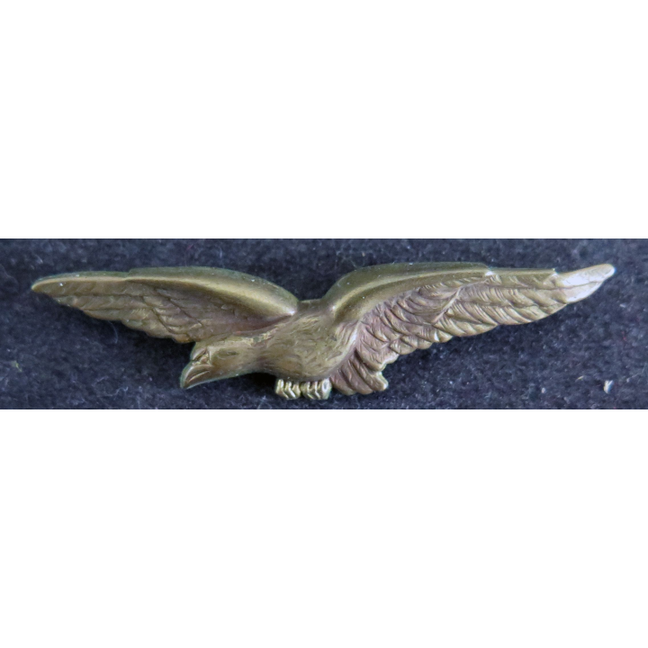 AIR : insigne de calot de l’armée de l’Air gerfaut en métal bronzé embouti avec pattes de fixation
