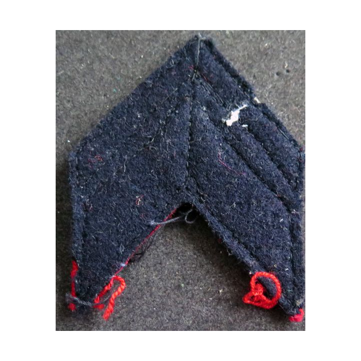 Galon de Caporal Chef rouge et doré sur fond bleu noir