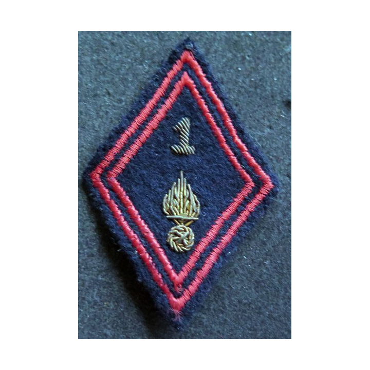 LOSANGE DE BRAS MODÈLE 45 : 1°  régiment d'infanterie cadre en cannetille chiffre et grenade