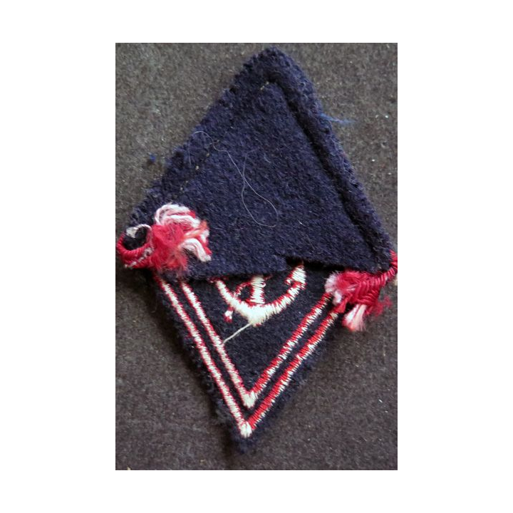 LOSANGE DE BRAS MODÈLE 45 :  régiment d'infanterie de Marine troupe engagé avec liseré rouge supérieur