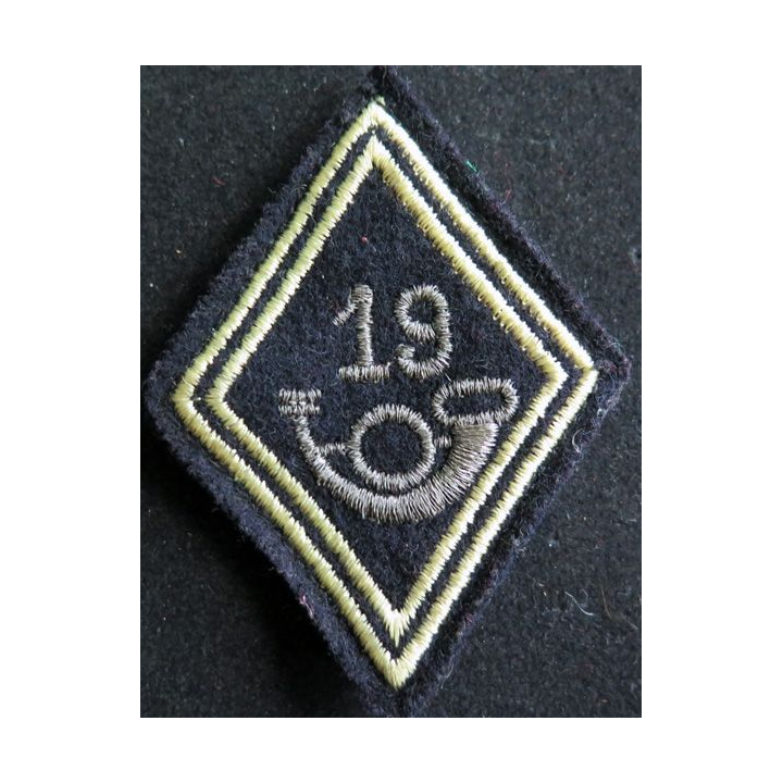 LOSANGE DE BRAS MODÈLE 45 : 19° Régiment de chasseurs alpins cadre en fil argent et crochets