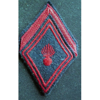 LOSANGE DE BRAS MODÈLE 45 : 1° Classe de régiment d'infanterie sur tissu bleu noir