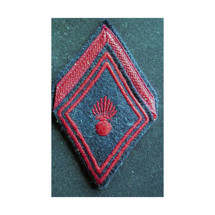 LOSANGE DE BRAS MODÈLE 45 : 1° Classe de régiment d'infanterie sur tissu bleu noir