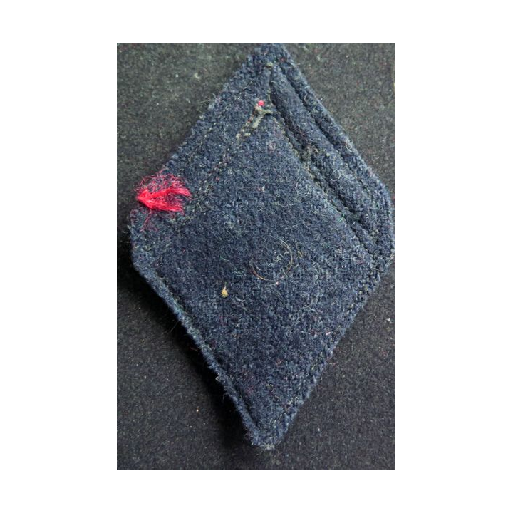 LOSANGE DE BRAS MODÈLE 45 : 1° Classe de régiment d'infanterie sur tissu bleu noir