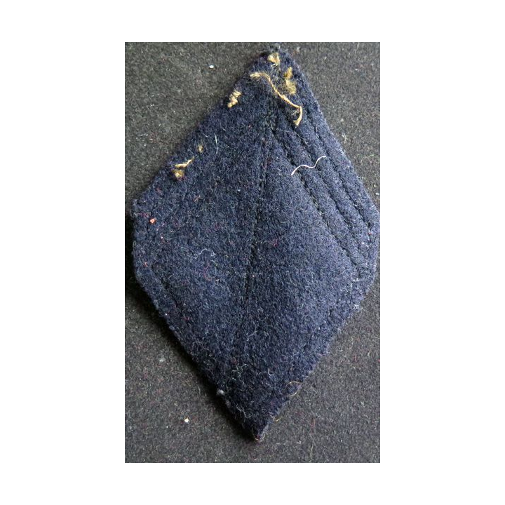 losange de bras modèle 45  : 1° Classe du 4° régiment de dragons doublé sur tissu noir
