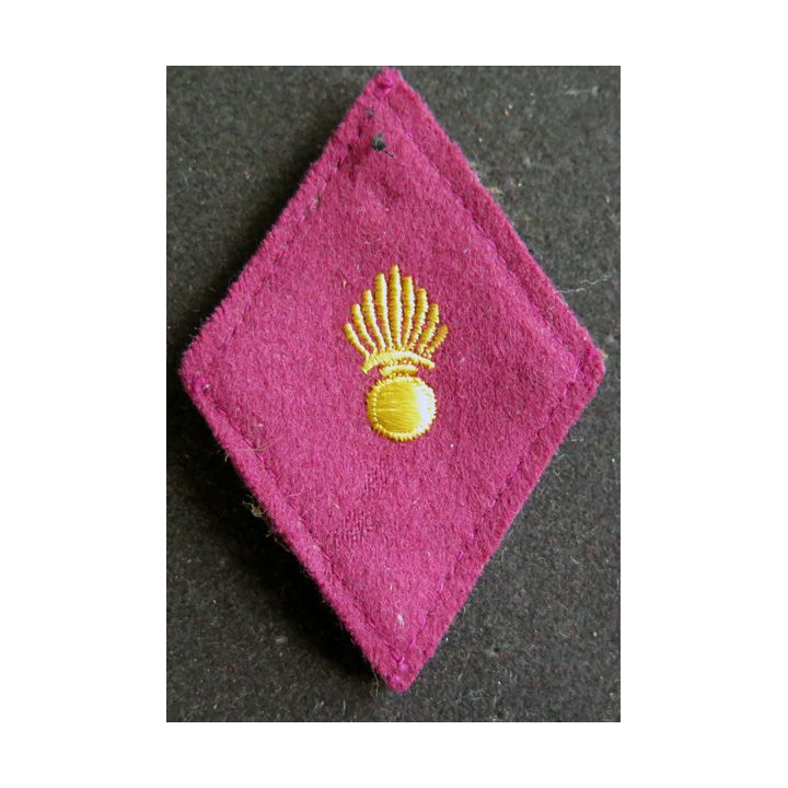 LOSANGE DE BRAS MODÈLE 45 : service de santé sous officiers (fil jaune) sur tissu kaki