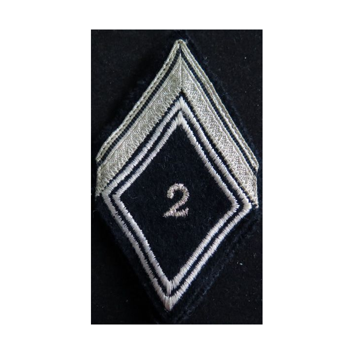 losange de bras modèle 45  : Maréchal des logis engagé du 2° régiment de dragons doublé sur tissu noir