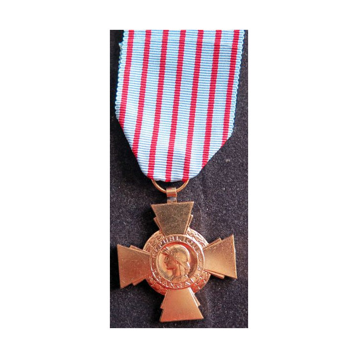 FRANCE : croix du combattant en métal doré