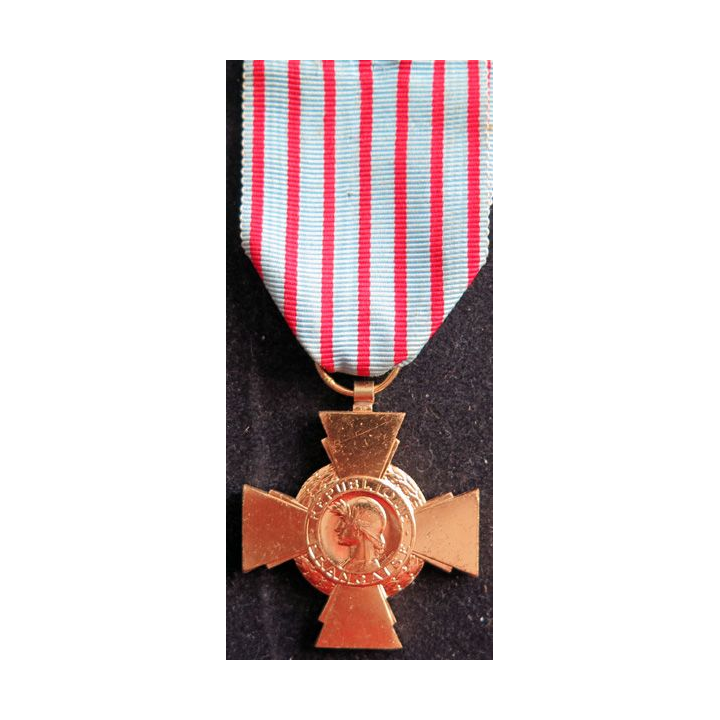 FRANCE : croix du combattant en métal doré