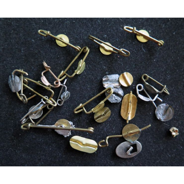 MILITARIA : lot d'une dizaine d'attaches (épingles plus pastilles) pour très petits insignes 