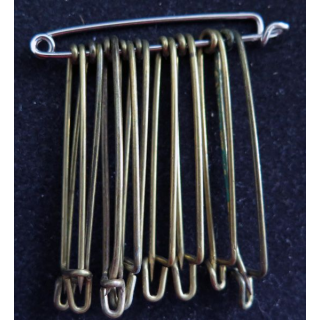 MILITARIA : lot de 10 épingles en laiton de dimension diverses mais majorité 3,5 cm et extérieure 4,4 cm