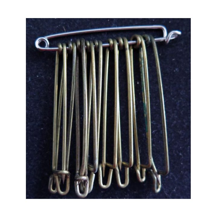 MILITARIA : lot de 10 épingles en laiton de dimension diverses mais majorité 3,5 cm et extérieure 4,4 cm