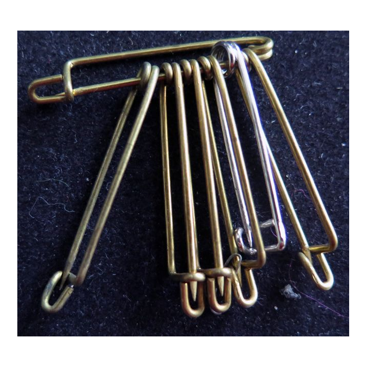 MILITARIA : lot de 7 épingles en laiton de dimensions petites  (max 3,5 cm)