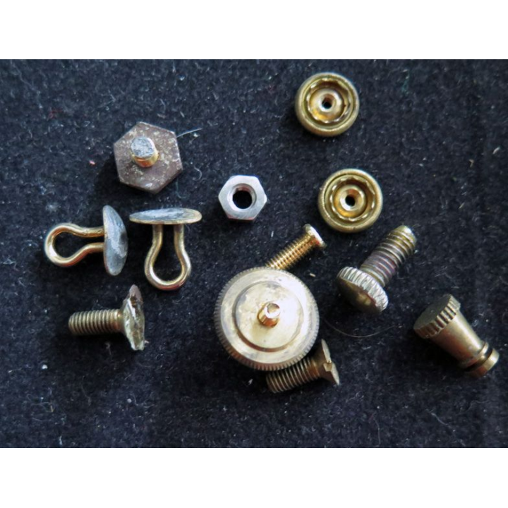 MILITARIA : lot divers d'attaches à vis de boutonnières 