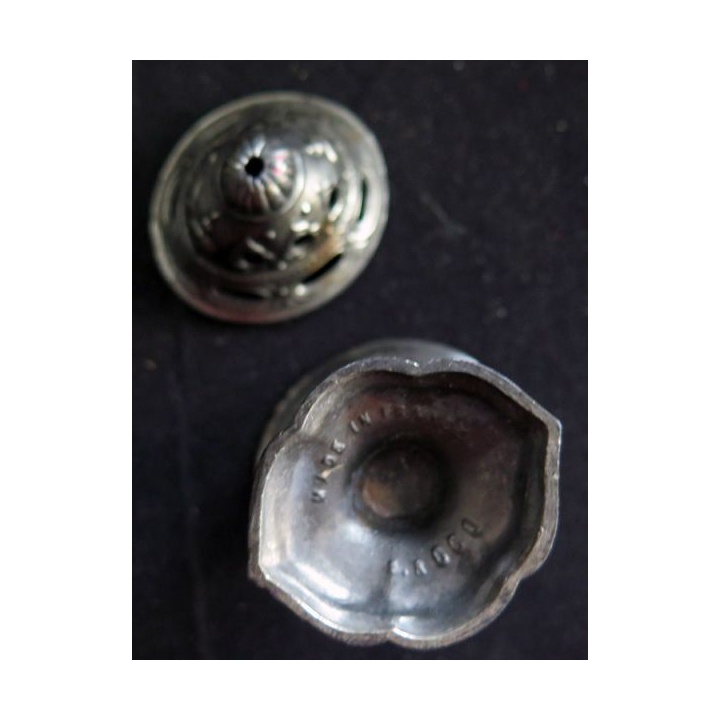 Porte encens en étain 1. A 600 8,5 x 5,5 cm 