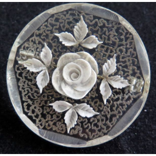 Broche plastique travaillé&e avec rose gravée de diamètre 3,6 cm