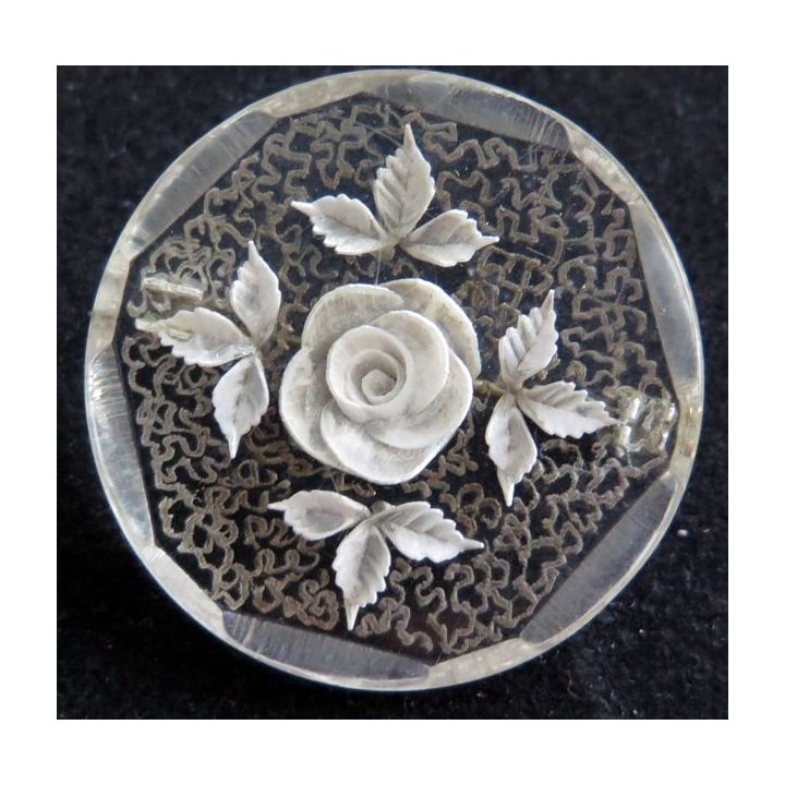 Broche plastique travaillé&e avec rose gravée de diamètre 3,6 cm