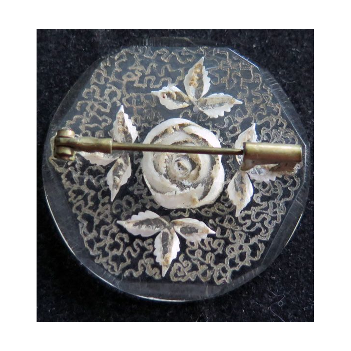 Broche plastique travaillé&e avec rose gravée de diamètre 3,6 cm