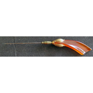 Aiguille (arme ?) à cheveux en ambre et laiton longueur 14 cm