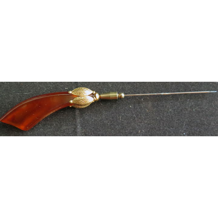 Aiguille (arme ?) à cheveux en ambre et laiton longueur 14 cm