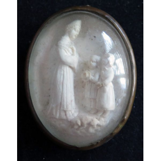 Médaillon religieux en calcaire représentant deux enfants devant la vierge 6 x 4,5 cm