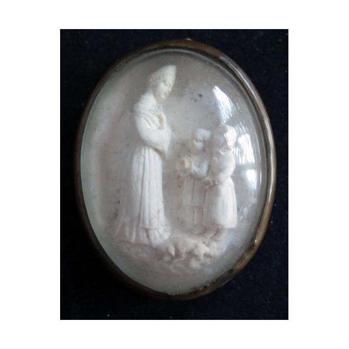 Médaillon religieux en calcaire représentant deux enfants devant la vierge 6 x 4,5 cm