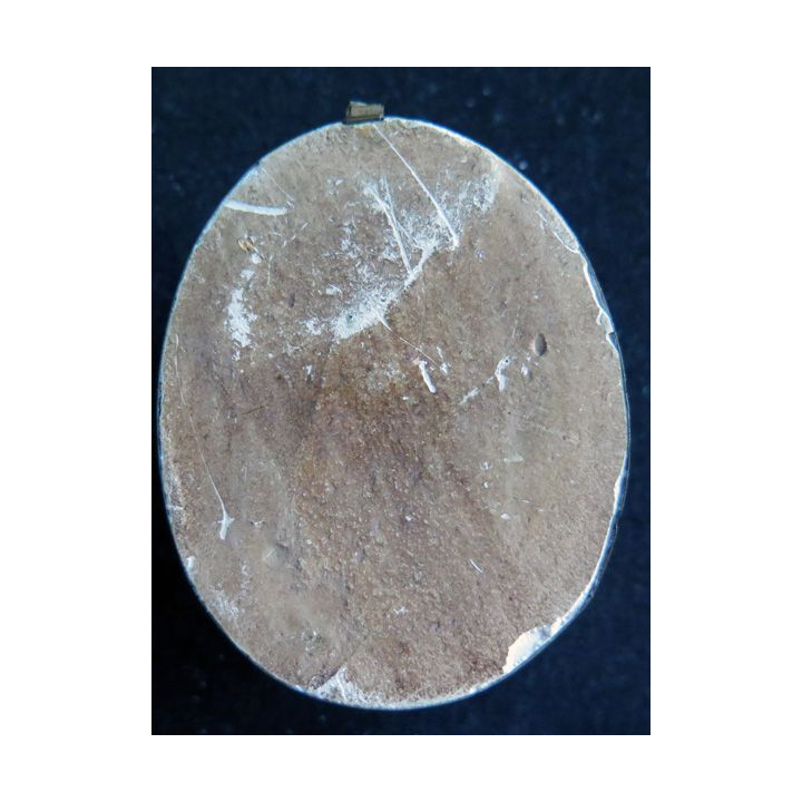 Médaillon religieux en calcaire représentant deux enfants devant la vierge 6 x 4,5 cm