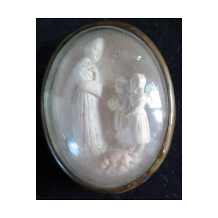 Médaillon religieux en calcaire représentant deux enfants devant la vierge 6 x 4,5 cm