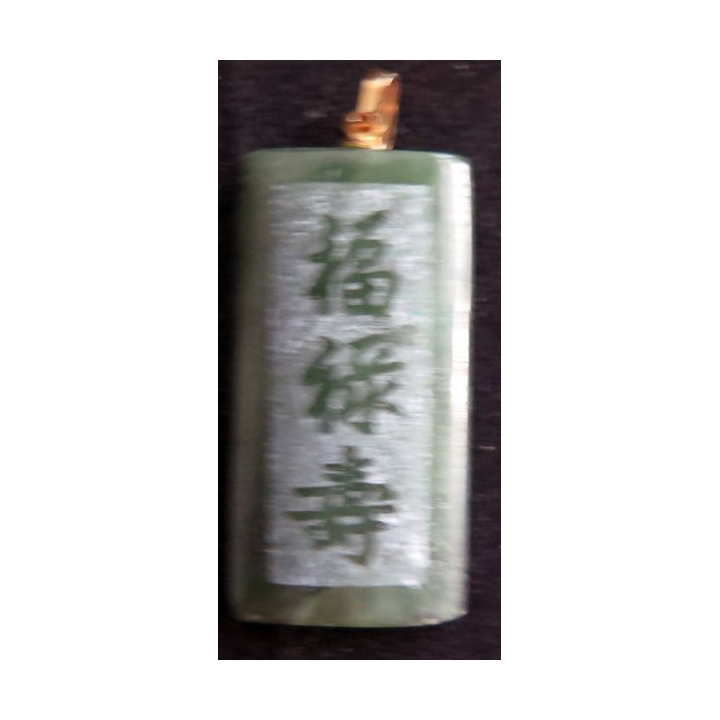 Médaille gravée en pierre verte asiatique 2 x 4 cm