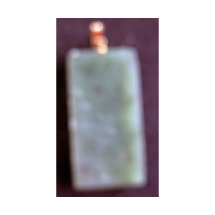 Médaille gravée en pierre verte asiatique 2 x 4 cm