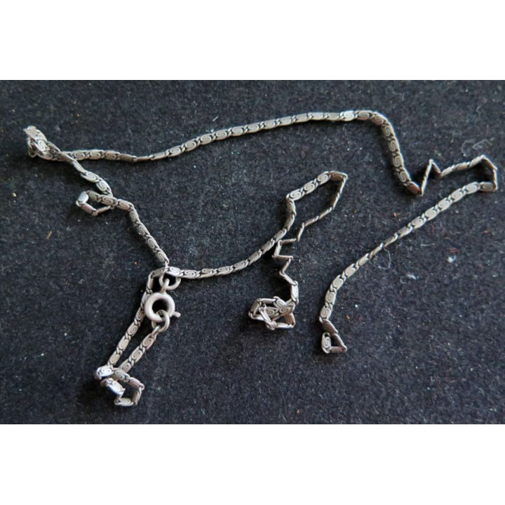 Chaine en argent très fine mais à ressouder car coupée de longueur 43 cm