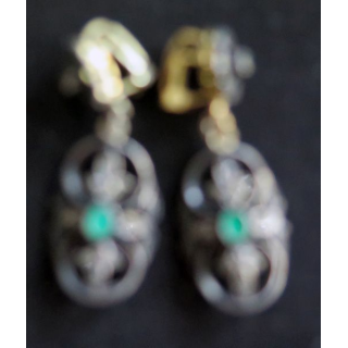Paire de boucles d'oreilles avec pierre et brillants